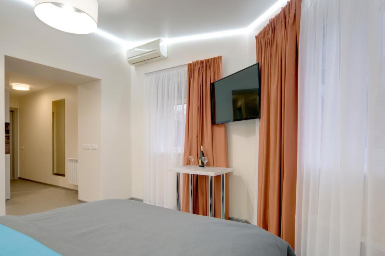 Arena Summit Apart Hotel Kiew Exterior foto